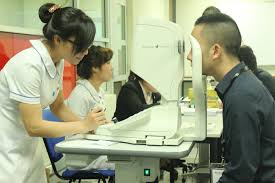 Không đi kiểm tra mắt thường xuyên. Việc kiểm tra mắt thường bị mọi người bỏ qua vì công việc bận rộn. Tuy nhiên, đây lại là thói quen tốt mà mọi người nên hình thành. Hãy kiểm tra mắt ít nhất mỗi năm một lần để chắc chắn đôi mắt bạn khỏe mạnh và có những biện pháp chăm sóc kịp thời nếu thị lực giảm.