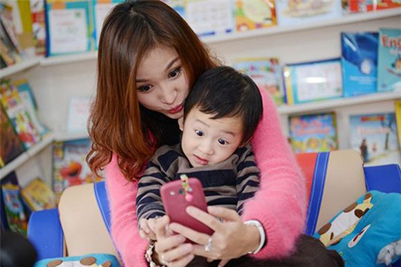 Vân Hugo đã thật sự thành công trong tiêu chí sống ấy. Hiện tại, cô là một trong những bà mẹ đơn thân quyến rũ nhất làng giải trí Việt. Vân luôn khiến cho các cô gái trẻ ngoái nhìn, ao ước với nhan sắc mặn mà.Vân Hugo cũng không ngần ngại chia sẻ Shbet16 chơi game trực tuyến cá nhân và những khó khăn mà một bà mẹ đơn thân đối diện trước sự tò mò của dư luận, báo chí.