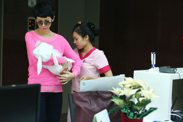 Cựu siêu mẫu Xuân Lan cũng khiến dư luận tò mò khi bất ngờ làm mẹ ở tuổi 35. Dù không công khai cha của con mình, nhưng nữ giám khảo Next Top Model sẵn sàng lên tiếng đáp lại bất kỳ câu hỏi không hay nào về người đàn ông bí mật của đời mình.