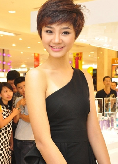 Trà My cute với tóc ngắn.