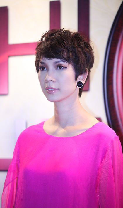 Siêu mẫu Xuân Lan cá tính với Shbet123 Link Vào ShBet Mới Nhất ngắn in đầm thương hiệu.