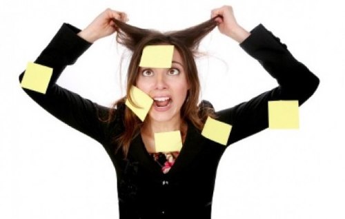 Stress.Tình trạng căng thẳng, mệt mỏi do bị stress khiến bạn phải suy nghĩ nhiều và mất ngủ. Khi tập trung suy nghĩ sẽ làm nhiệt độ ở chân tóc tăng và sản xuất dầu nhiều hơn. Nhiều bã nhờn tích tụ chung quanh chân tóc làm sự lưu thông của máu nuôi chân tóc bị nghẽn lại. Từ đó chân tóc ngày càng teo nhỏ cho đến lúc chân tóc biến mất. Khi da đầu trở nên bóng dầu, việc mọc tóc trở lại cũng rất khó khăn.