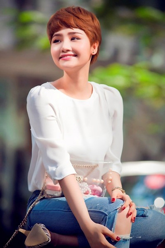 Miu Lê thay đổi hoàn toàn với một vẻ ngoài đậm chất tomboy và tinh nghịch.