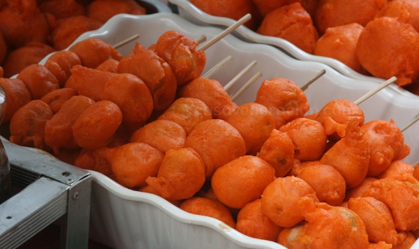Philippines - Kwek-Kwek: Trứng được đánh tan rồi chiên giòn thành từng viên nhỏ, ăn kèm nước sốt.