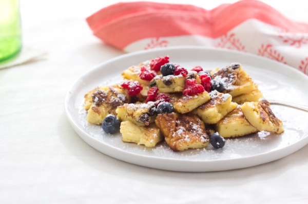 Áo - Kaiserschmarrn: Trứng có mặt trong bánh pancake, ăn bằng cách chia nhỏ rồi dùng cùng các loại mứt.