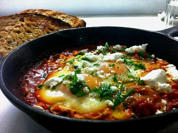 Libya - Shakshouka: Trứng luộc ăn kèm nước sốt với nhiều nguyên liệu hấp dẫn.