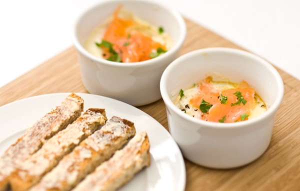 Pháp - En cocotte: Người Pháp ăn sáng cùng trứng và bánh mì đựng trong cốc.