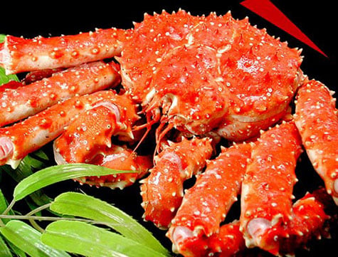 Nếu ăn cá anh vũ để lấy may, thì trào lưu của khách Việt ăn cua Hoàng Đế là để thể hiện đẳng cấp. Vào giữa tháng 7/2012, một siêu thị ở Hà Nội bày bán loại cua khổng lồ nặng gần 2kg/con, với giá khoảng 5 triệu đồng, mức giá này đắt gấp 10 lần so với cua bể loại 1 ở Việt Nam.