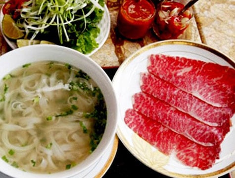 Bát phở bò Kobe từng xuất hiện trong thực đơn của khách sạn Vườn Thủ Đô có giá 750.000 đến 850.000 đồng, đắt hơn 20 lần một bát phở thông thường.  Theo chị Yến, quản lý nhà hàng này, sở dĩ phở có giá đắt vì đây là loại bò đặc biệt ở Nhật Bản, được ăn ngô non, lúa mạch, uống bia thay nước, được tắm nước nóng, nghe nhạc Mozart, xoa bóp bằng rượu Sake... Tuy nhiên, sau đó, lãnh đạo cơ quan chức năng lại tuyên bố, bò Kobe chưa từng được nhập khẩu Việt Nam qua đường chính ngạch vì chưa được cấp phép về an toàn vệ sinh thực phẩm.