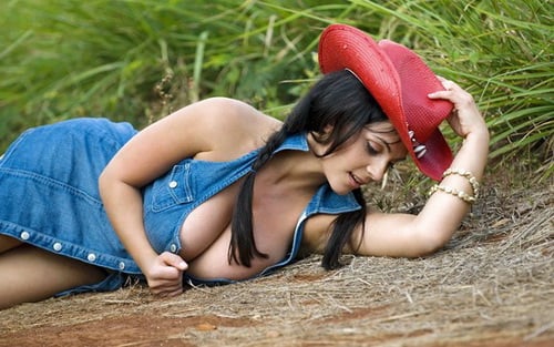Denise Milani - Mỹ nhân có vòng 1 tự nhiên khủng nhất thế giới yêu M.U.