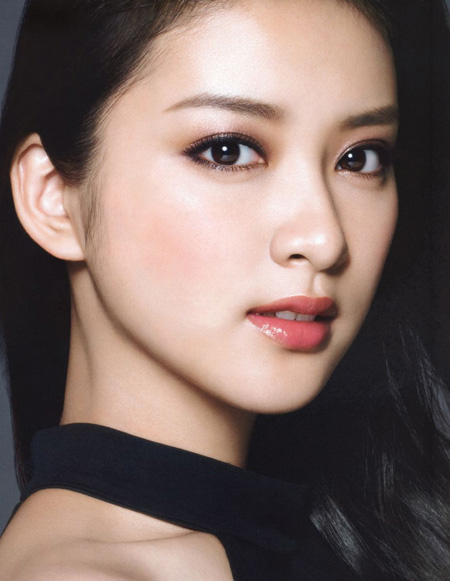 Takei Emi nhiều lần được mời quảng cáo son môi nhờ sở hữu làn môi ngọt ngào, mọng chín nét xuân thì.