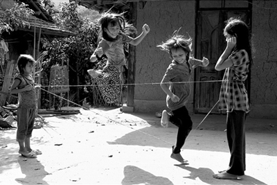 Dấu ấn tuổi thơ qua những trò chơi cùng bạn bè.