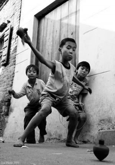 Các bé trai hào hứng với trò chơi của mình.