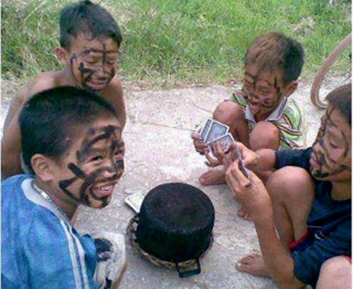 'Tuổi thơ dữ dội' của những đứa trẻ chơi bài quẹt nhọ nồi.