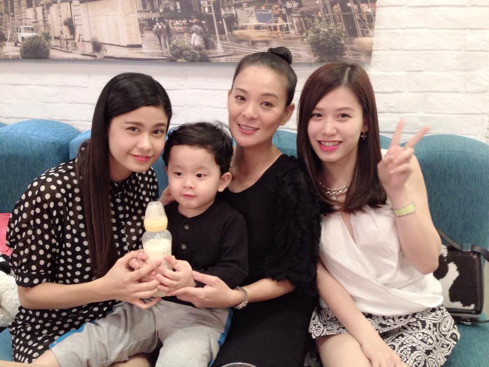 Trương Quỳnh Anh đưa con trai đi chơi cùng bạn.