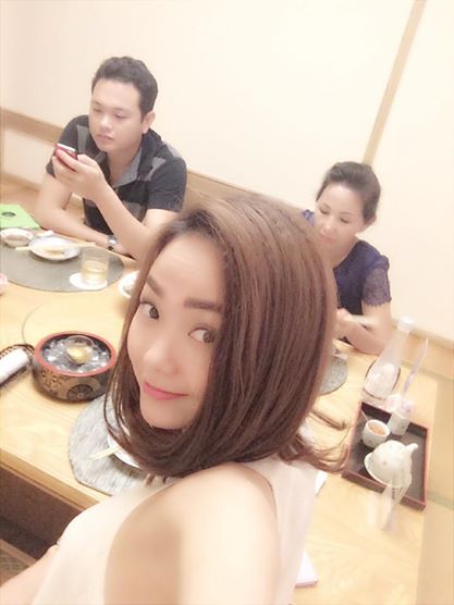 Minh Hằng khoe ảnh đi ăn cùng mẹ và em trai nhưng cả hai chỉ tập trung vào màn hình điện thoại: "2 bạn ấy thật là ngầu".