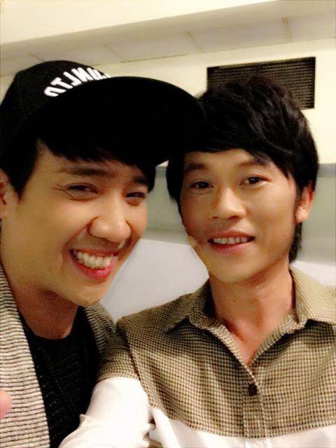 Trấn thành "dìm hàng" Hoài Linh trong hậu trường một show diễn.