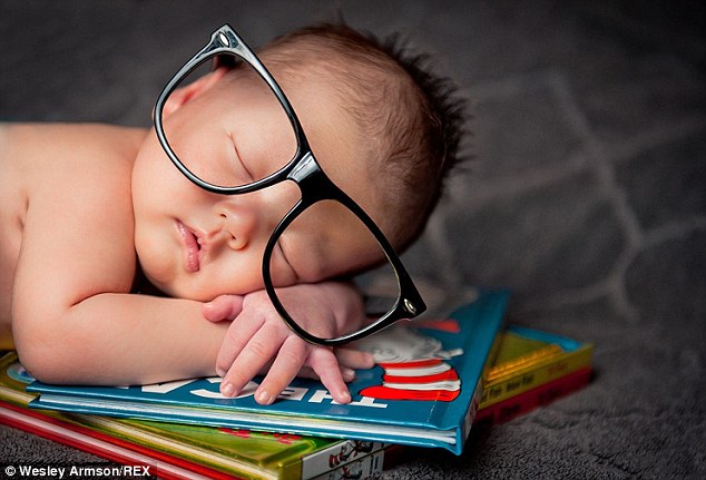 Skyler ngủ quên trên xách.