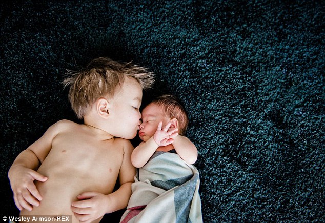 Tình cảm của anh em trai Skyler và Maddox.