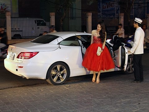 Được biết chiếc xe mui trần Lexus IS 250C mà Minh Hằng mới tậu có giá không dưới 115.000 USD (tương đương 2,4 tỷ đồng) khi về Việt Nam.