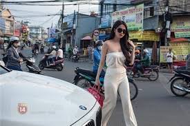 Người đẹp rất duyên dáng với phong cách thời trang "chất lừ".