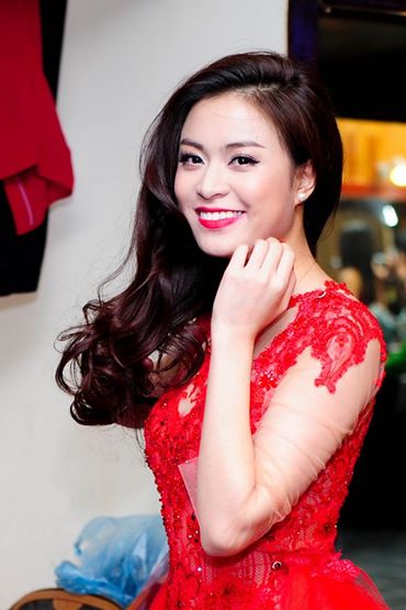 Hoàng Thùy Linh ngày càng đẹp và tự tin, sau sóng gió cô gái tuổi thìn này càng tỏa sáng hơn: "Các cô gái của tôi...Chúng ta được sinh ra để trở thành một người tuyệt vời, chứ không phải một người hoàn hảo!!".