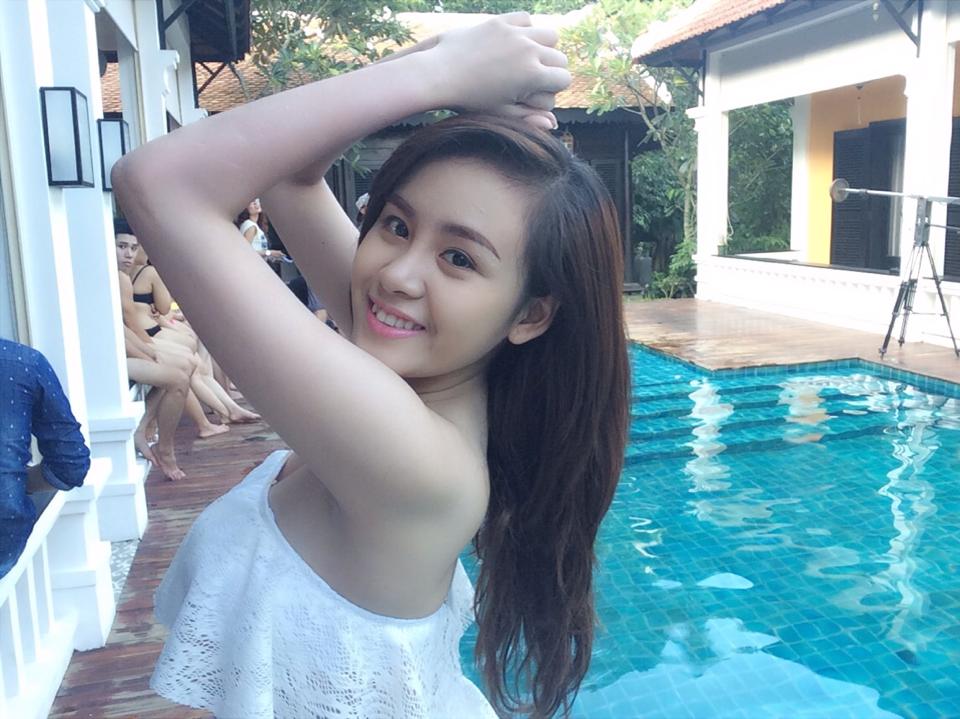 Sau những ngày trở về quê làm thôn nữ, Bà Tưng lại xuất hiện gợi cảm với đầm lệch vai tại bể bơi.