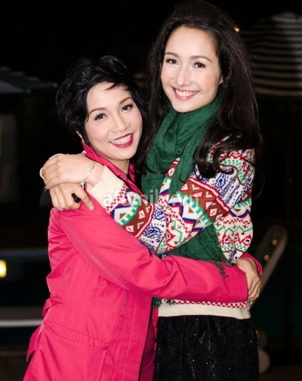 Hai mẹ con hạnh phúc trong nụ cười rạng rỡ.