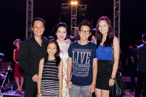 Gia đình Diva Mỹ Linh hạnh phúc bên nhau.