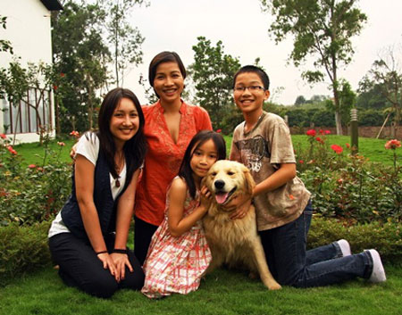 4 mẹ con Mỹ Linh hạnh phúc bên nhau.