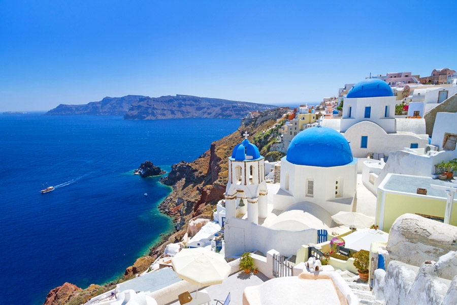 Santorini là một trong những hòn đảo đón tuần trăng mật hấp dẫn nhất thế giới. Biển xanh trong vắt, vách đá cheo leo, nơi đây cũng được bình chọn là nơi ngắm hoàng hôn đẹp nhất trên thế giới.