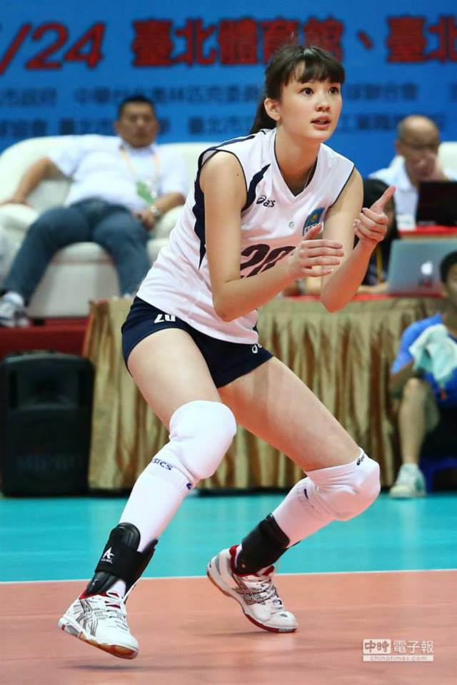 Hot girl bóng chuyền này cao 1m82 và nặng 59kg.