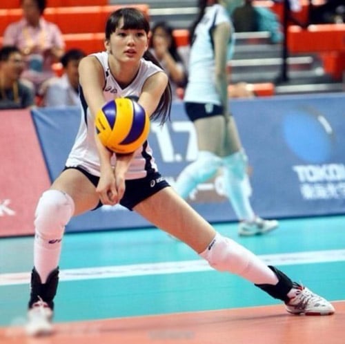 Altynbekova bắt đầu thu hút sự quan tâm khi cô cùng đội tuyển Kazakhstan tham dự giải bóng chuyền U.19 Châu Á 2014 diễn ra ở Đài Loan (Trung Quốc) từ ngày 16 đến ngày 24/7.