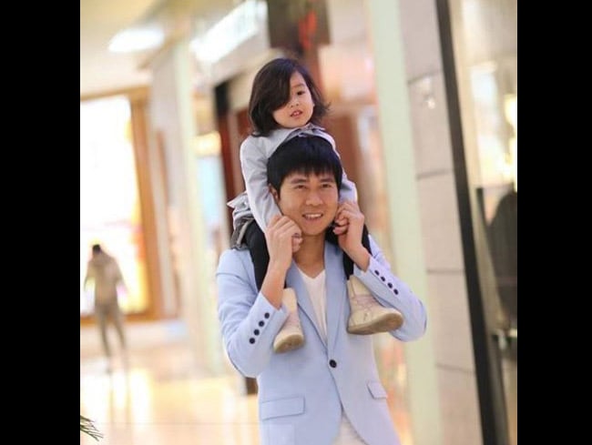 Mina được bố đưa đi chơi.