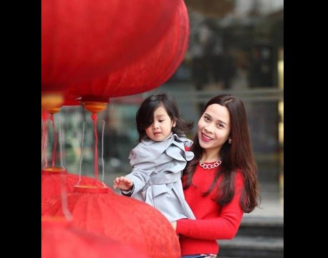 Hết bố Hoài Anh lại tới mẹ Hương Giang bế.