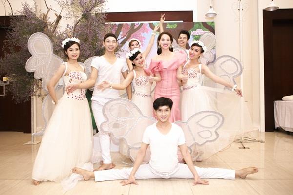 Hà Hồ đẹp như công chúa cùng vũ đoàn trong hậu trường show diễn.