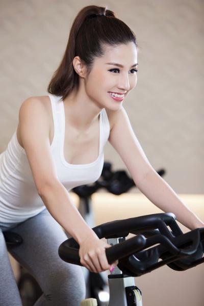 Diễm My 9X rất chăm chỉ tập thể dục để thân hình săn chắc.