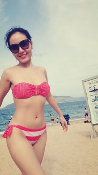 Phương Linh khoe thân hình gợi cảm trong bộ bikini hồng.