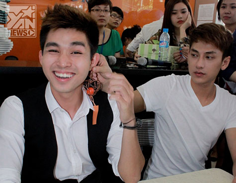 Những cử chỉ của cả hai cũng khiến nhiều người nghi ngờ.