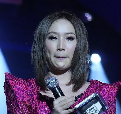 Bảo Thy mất điểm vì đôi mắt dán mi giả nặng nề và dùng bóng mắt quá đà.
