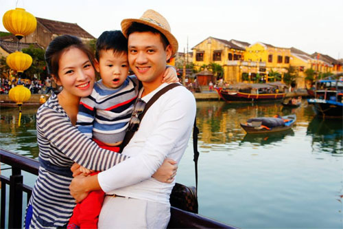 Đan Lê - Khải Anh hạnh phúc bên con trai.