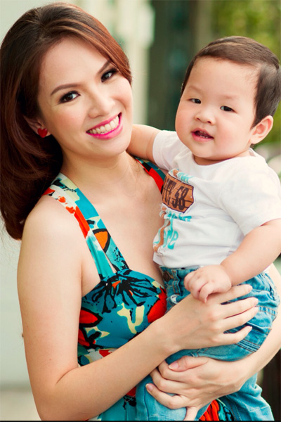 Đan Lê xinh đẹp rạng rỡ bên con trai.