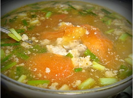 Ăn canh ngay khi vừa nấu.Nhiều người có thói quen uống nước canh vừa được nấu chín dù chúng còn rất nóng. Tuy nhiên vòm họng, thực quản hoặc niêm mạc Shbet123 Link Vào ShBet Mới Nhất chỉ có thể chịu đựng độ nóng ở khoảng 60 độ, nếu vượt qua mức độ này sẽ làm tổn hại đến niêm mạc Shbet123 Link Vào ShBet Mới Nhất thậm chí hệ thống đường tiêu hóa, vì vậy bạn chỉ nên uống nước canh ở dưới 50 độ là thích hợp nhất.