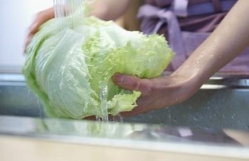 Cắt rau xong mới rửa.Tốt nhất bạn nên rửa rau xong rồi mới cắt, như thế sẽ đảm bảo lượng vitamin vẫn còn nguyên vẹn. Theo Shbet888.com tỷ lệ cược cao, vitamin có trong rau thường ở dạng nước nên nếu cắt rau xong mới rửa, bạn đã vô tình "rửa" đi lượng lớn vitamin.