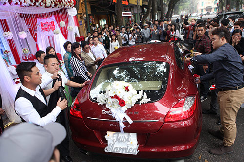 Phía sau xe được gắn biển "Just Married".
