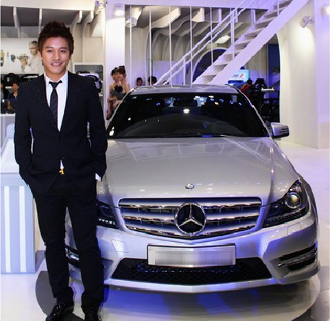 Vào thời điểm cuối năm 2011, khi đang sở hữu chiếc BMW X6 hầm hố mà nhiều người ao ước, bất ngờ Tuấn Hưng đổi sang dòng xe thể thao hạng sang khác của Đức là chiếc Mercedes-Benz C300 AMG trị giá hơn 1,5 tỷ.