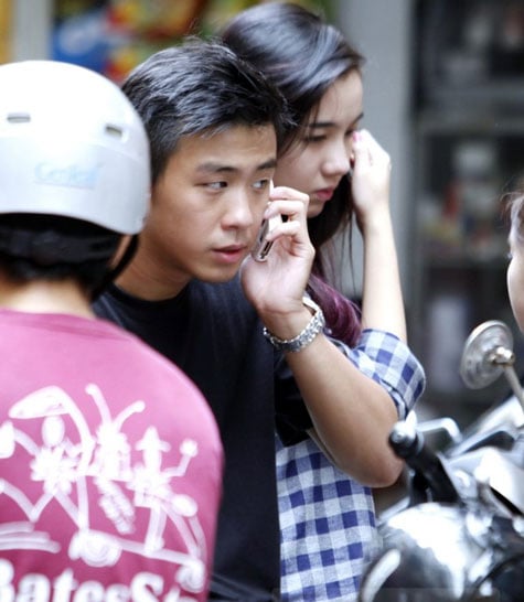 Huyme và bạn gái cũng lặng lẽ tới nhà Toàn Shinoda.