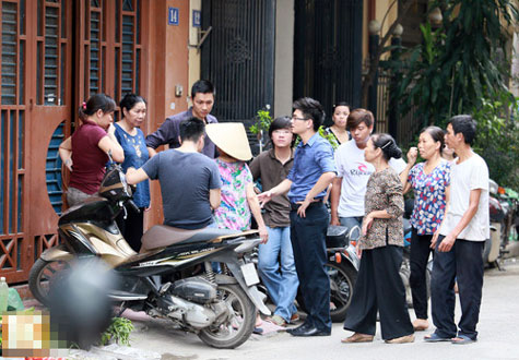 Rất đông người đã đến viếng tại nhà riêng của anh.
