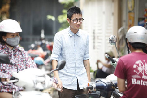Những người bạn thân thiết của anh cũng tới viếng.