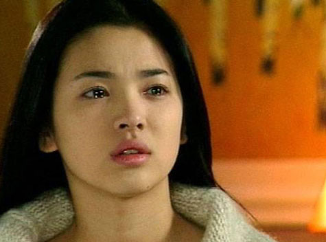 Dường như gương mặt của cô càng đẹp hơn khi khóc.
